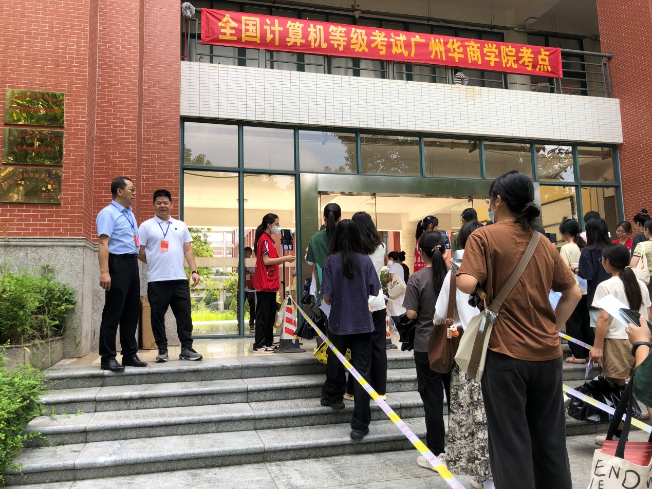 说明: E:\工作\4_实验教学与网络技术管理中心\1_办公室\7_宣传工作\部门网站\2023年\2023.09.24_2023年下半年(第70次)全国计算机等级考试在我校顺利举行\校领导到现场\IMG_5628.JPG