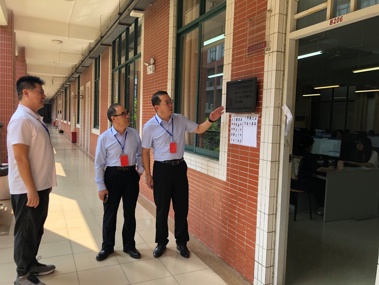 说明: E:\工作\4_实验教学与网络技术管理中心\1_办公室\7_宣传工作\部门网站\2023年\2023.09.24_2023年下半年(第70次)全国计算机等级考试在我校顺利举行\校领导到现场\IMG_5683.JPG