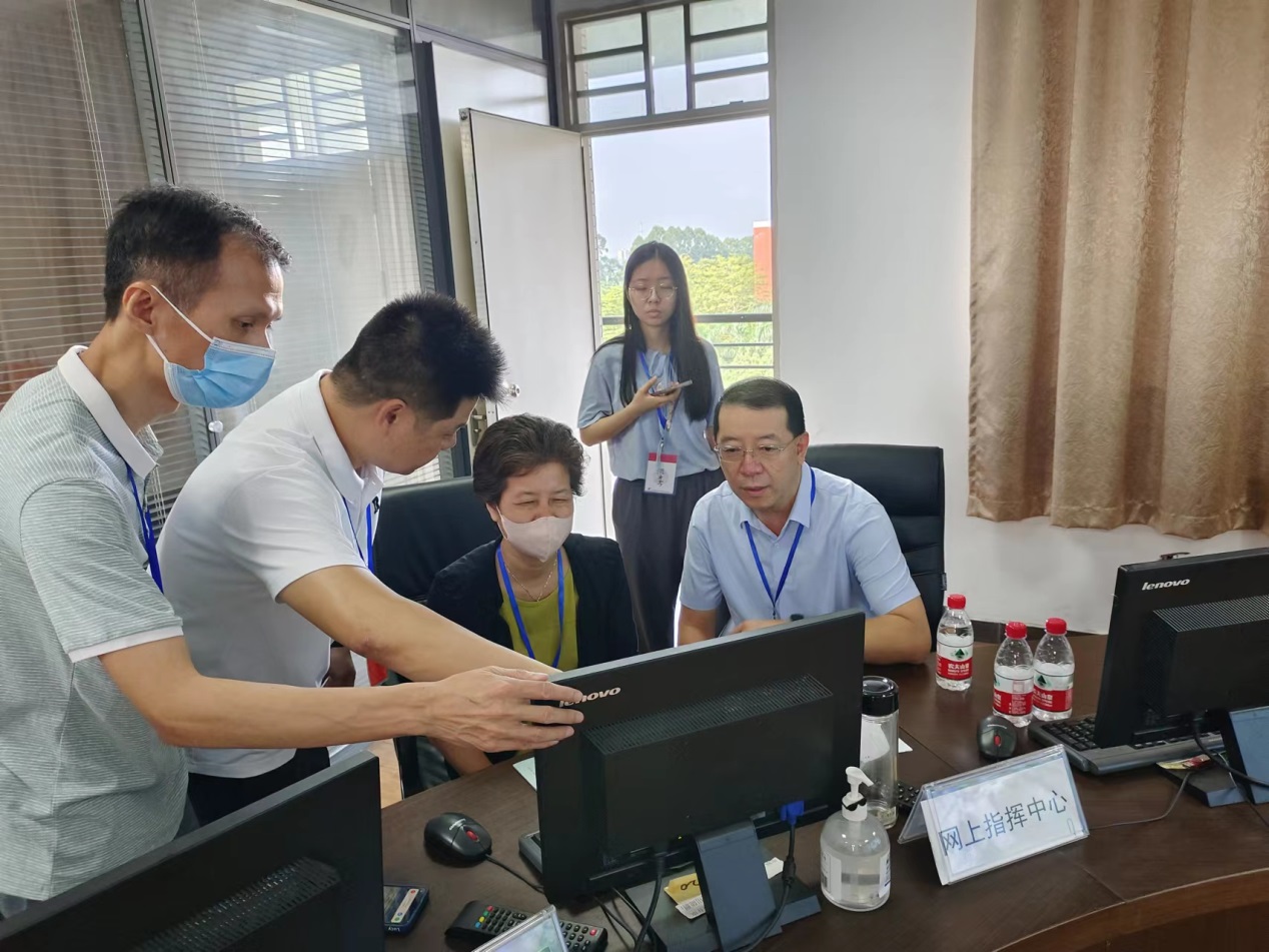 说明: E:\工作\4_实验教学与网络技术管理中心\1_办公室\7_宣传工作\部门网站\2023年\2023.09.24_2023年下半年(第70次)全国计算机等级考试在我校顺利举行\巡视员来访\微信图片_20230924120106_1.jpg