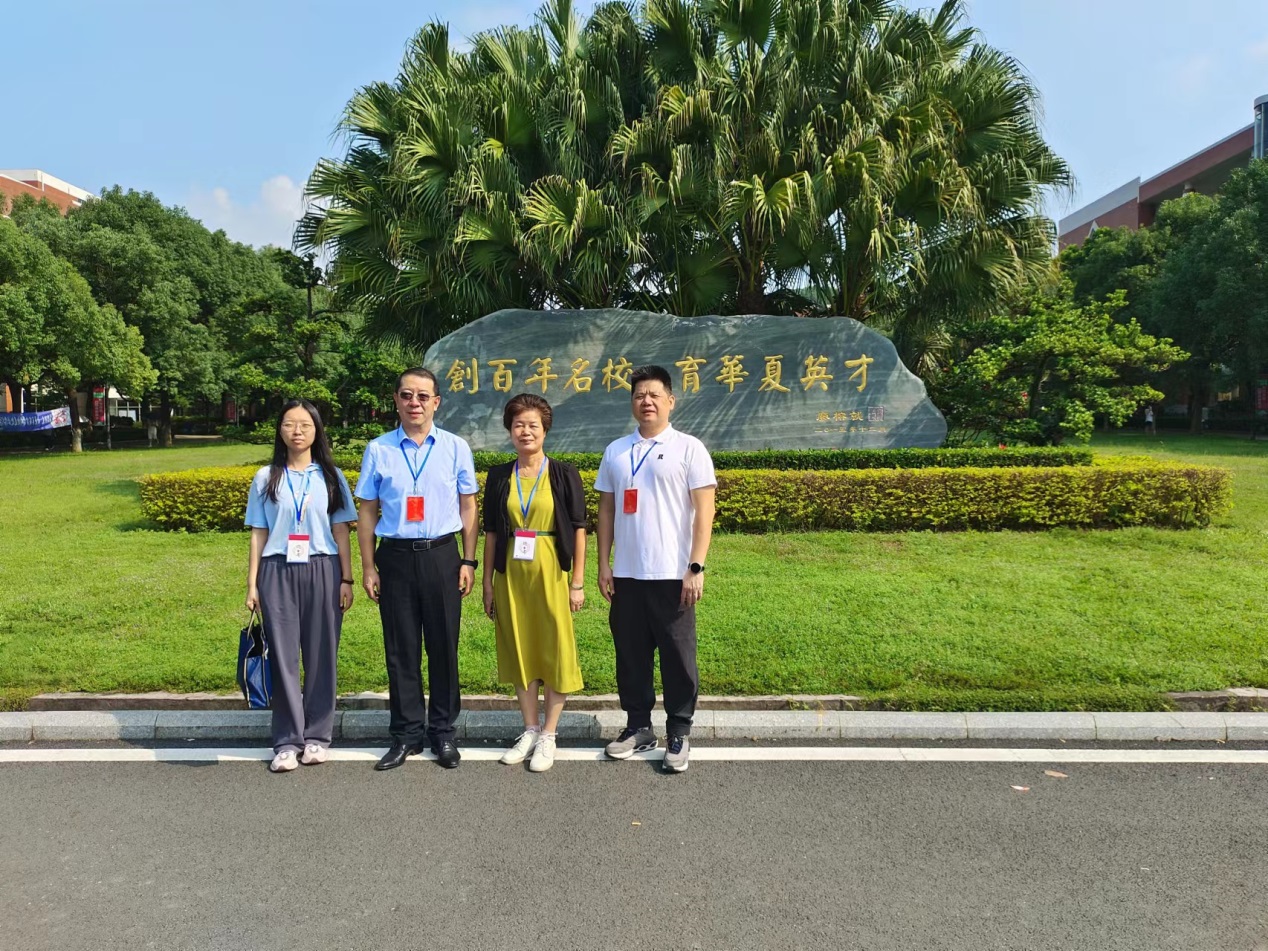 说明: E:\工作\4_实验教学与网络技术管理中心\1_办公室\7_宣传工作\部门网站\2023年\2023.09.24_2023年下半年(第70次)全国计算机等级考试在我校顺利举行\巡视员来访\微信图片_20230924120110_1.jpg