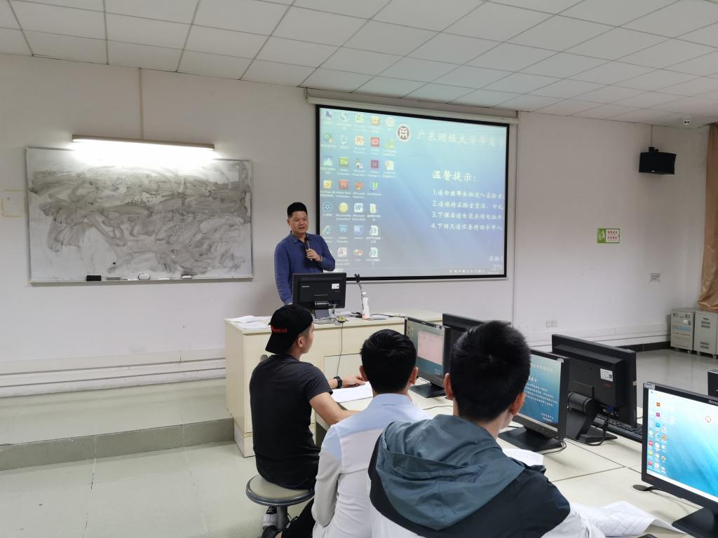 图一 中心曾志区主任主持考务培训会议