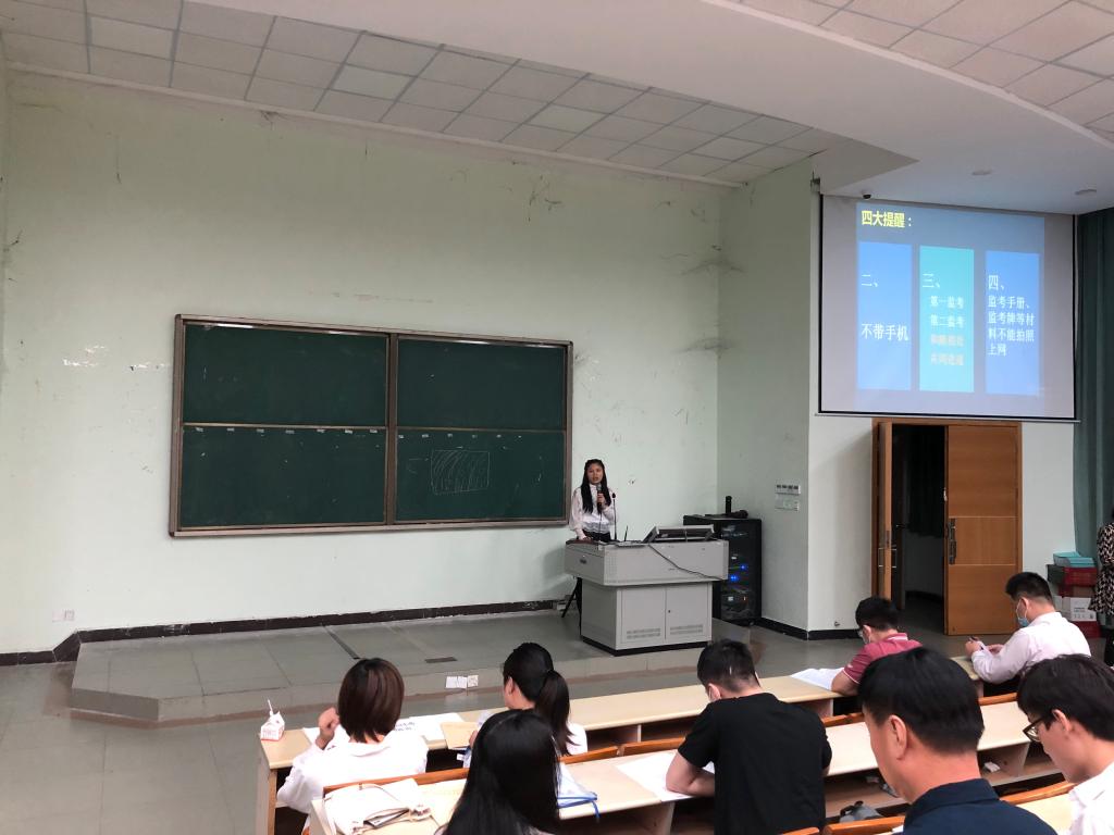 图二 教务处杨秀冬老师负责监考讲解