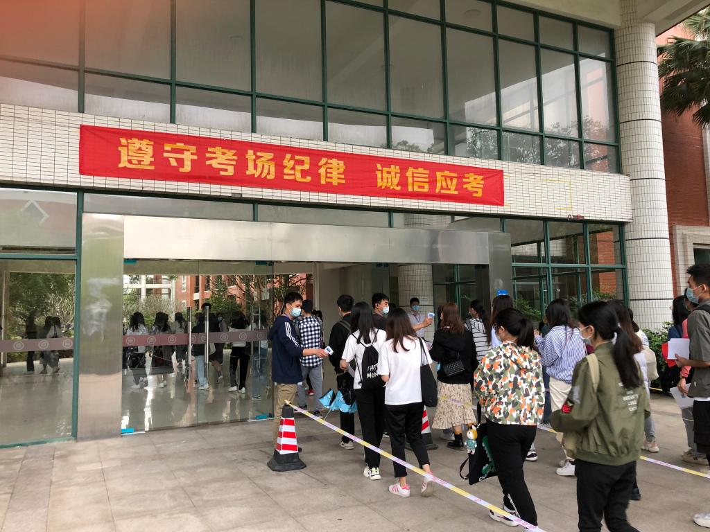 图三 考生有序入场